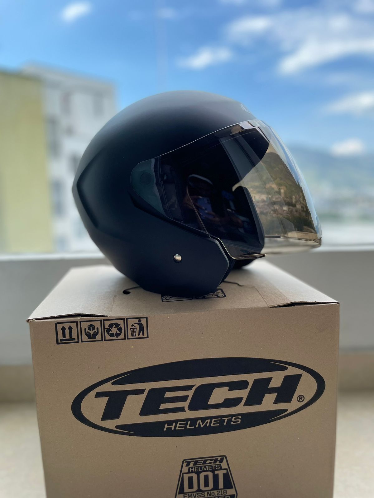 CASCO TECH NEGRO VISERA AZUL Y NEGRA