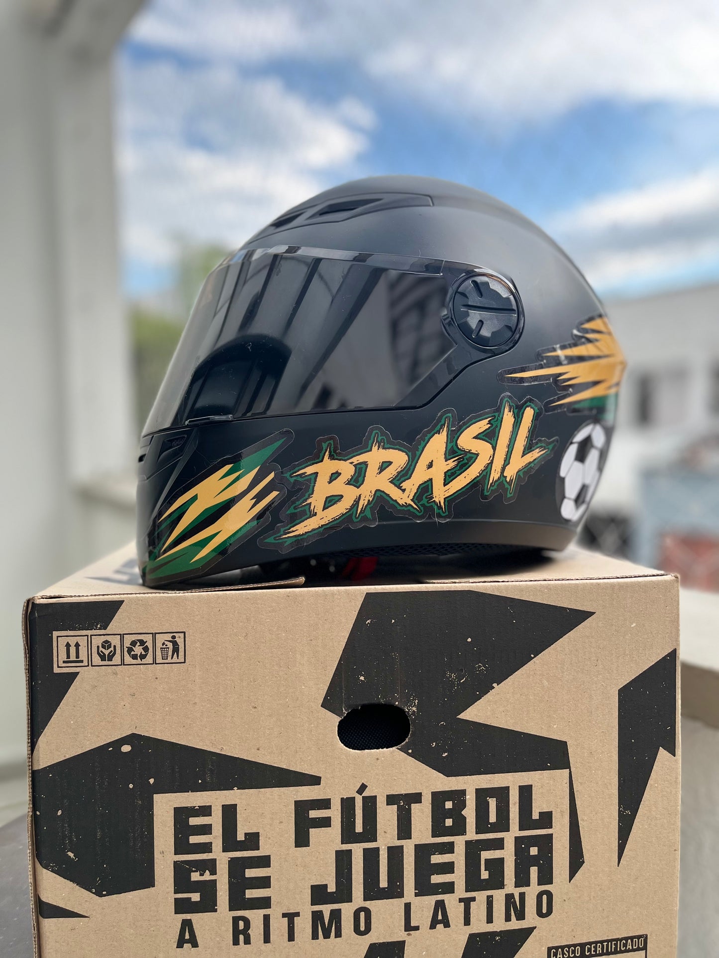 Casco ICH Moto Brasil Neymar  Mundial Fútbol Calcomanías Incluidas Doble Visera NEGRA Y TRANSPARENTE