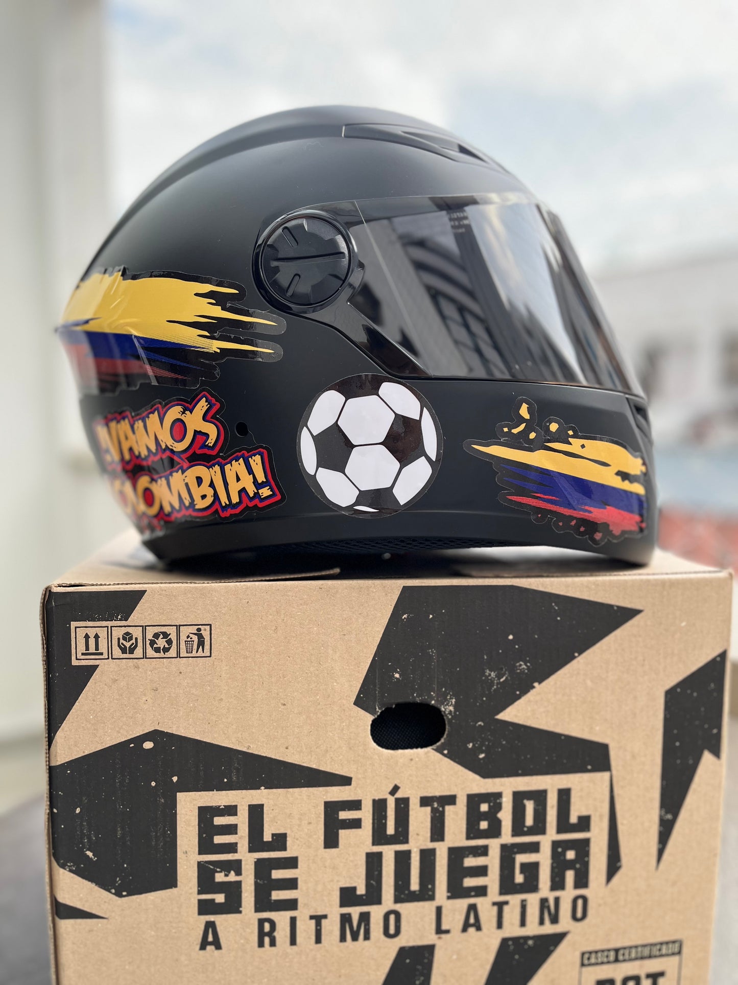 Casco ICH Para Moto Edición Mundial 2026 COLOMBIA  + Kit De Stickers Removibles + 2 Viseras NEGRA Y TRANSPARENTE