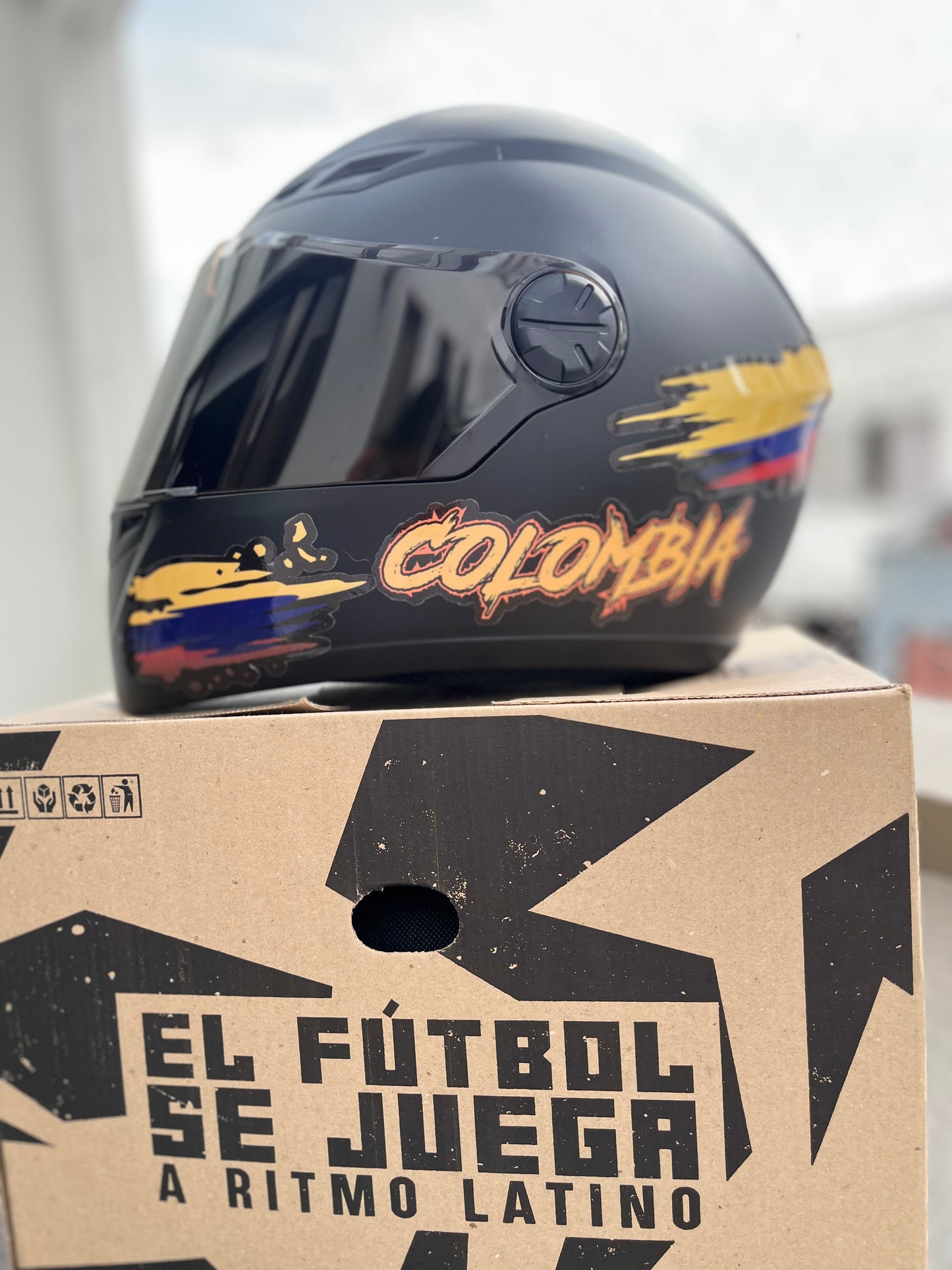 Casco ICH Para Moto Edición Mundial 2026 COLOMBIA  + Kit De Stickers Removibles + 2 Viseras NEGRA Y TRANSPARENTE