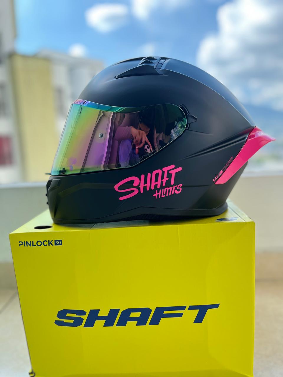CASCO SHAFT 504 DV  NEGRO CON FUCSIA VISERA TORNASOL Y TRANSPARENTE