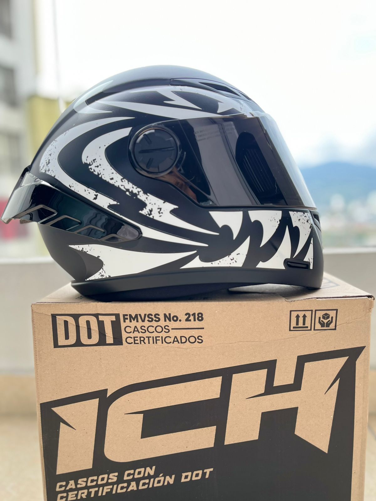 CASCO ICH 501 TRIBAL NEGRO BLANCO VISERA NEGRA