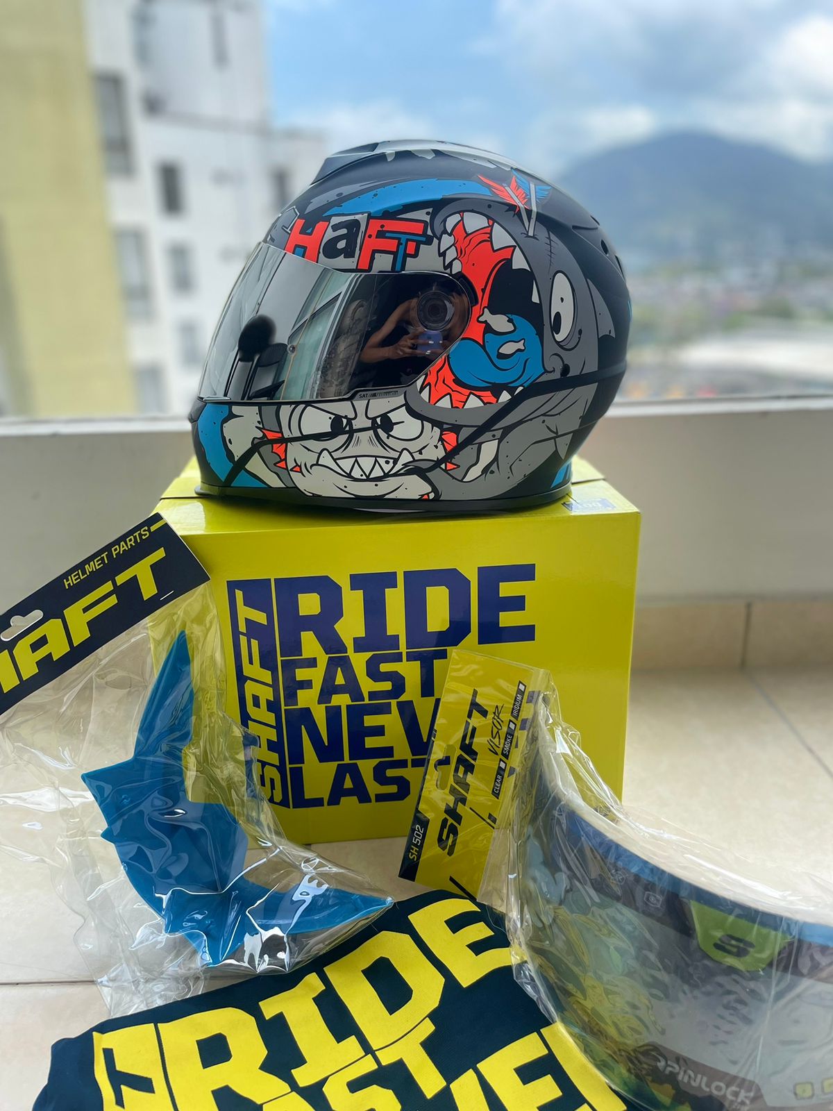 CASCO SHARKIE 502 VISERA PLATEADA Y AZUL