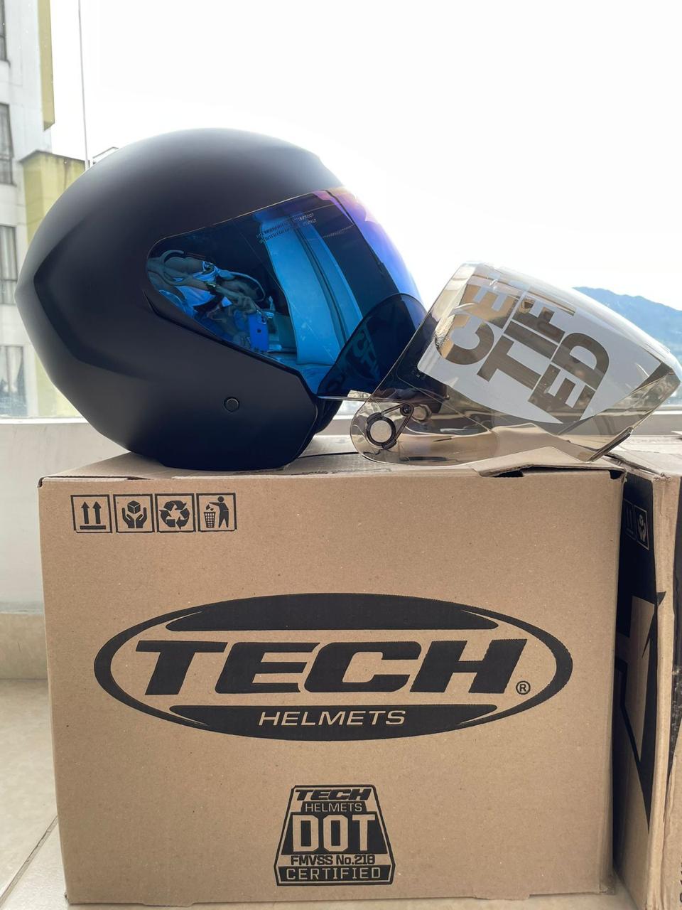 CASCO TECH NEGRO VISERA AZUL Y NEGRA