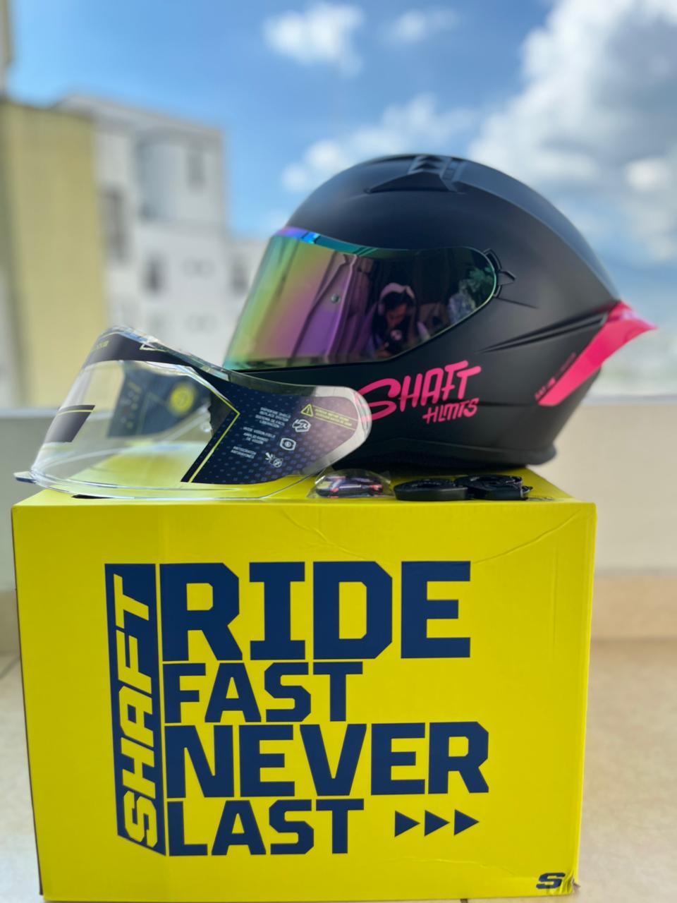 CASCO SHAFT 504 DV  NEGRO CON FUCSIA VISERA TORNASOL Y TRANSPARENTE